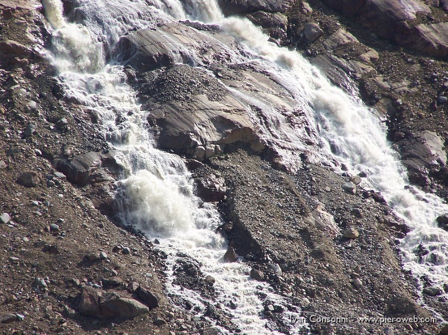 36 Zoom sull'acqua di fusione del ghiacciaio dei Forni.JPG